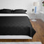 Dobbeltsided quiltet sengetæppe sort/hvid 230 x 260 cm