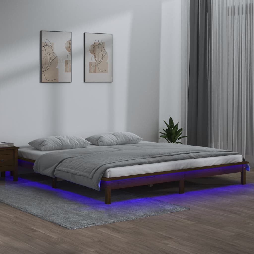 sengeramme med LED-lys 200x200 cm massivt træ gyldenbrun