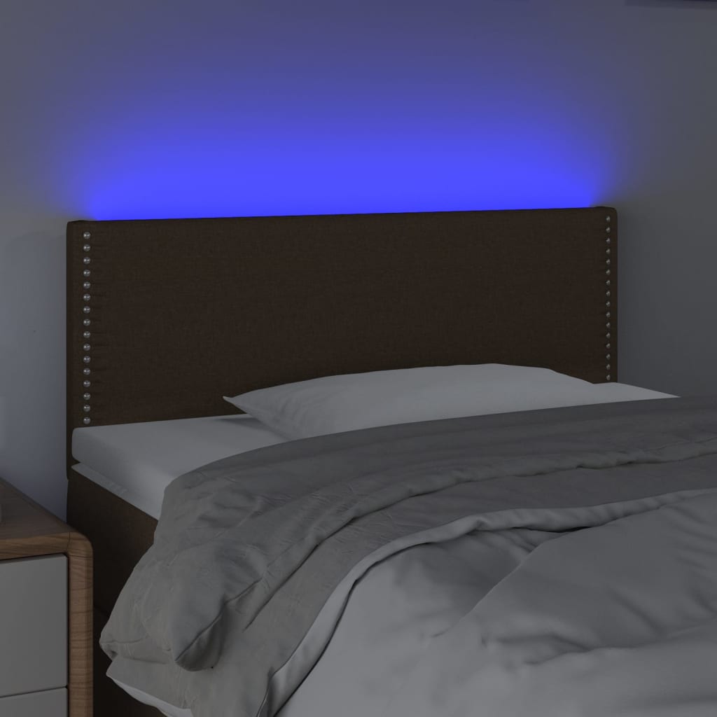 sengegavl med LED-lys 100x5x78/88 cm stof mørkebrun