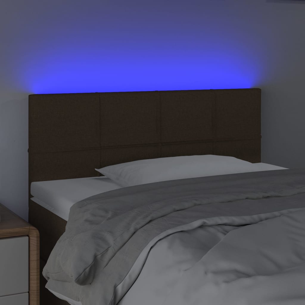 sengegavl med LED-lys 80x5x78/88 cm stof mørkebrun