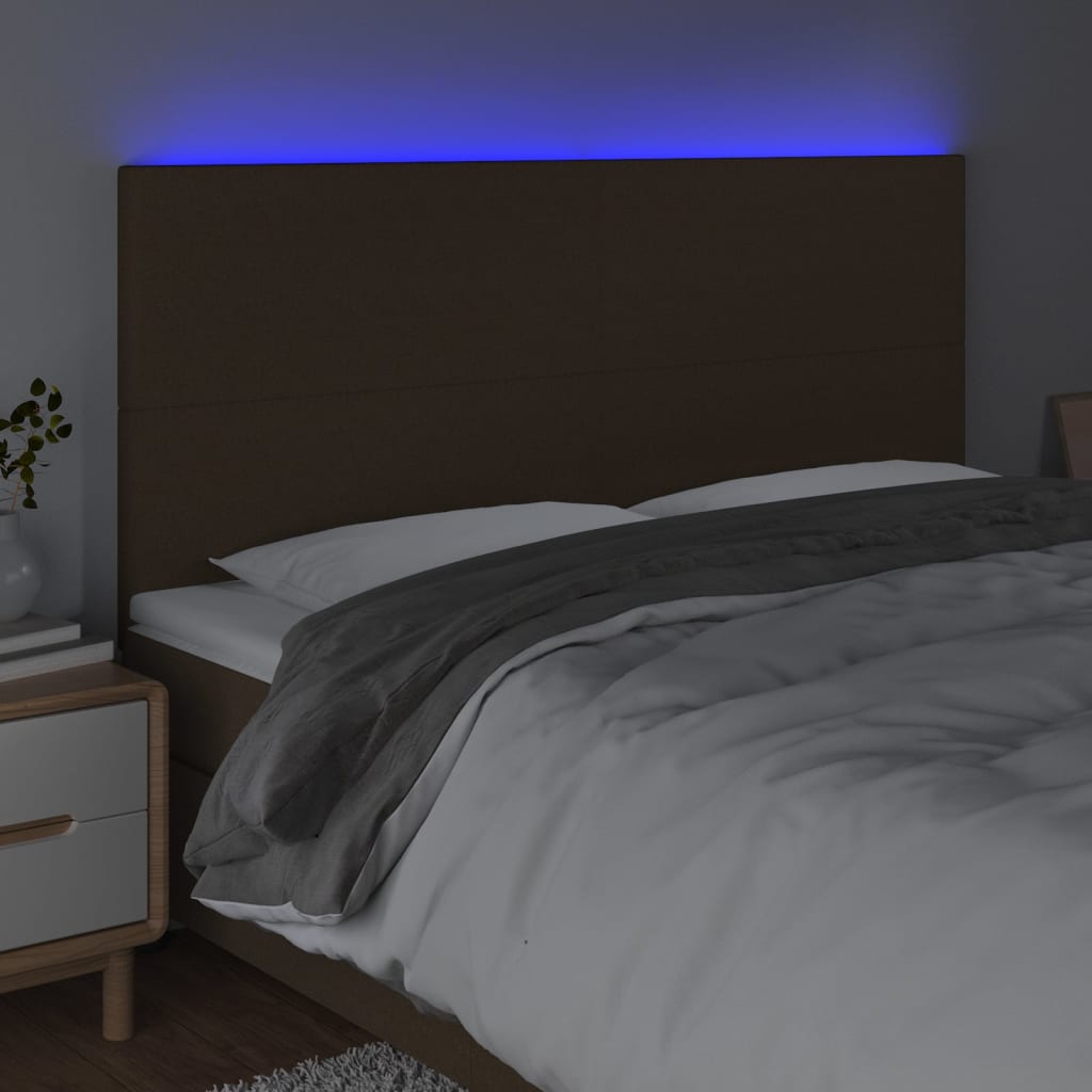 sengegavl med LED-lys 180x5x118/128 cm stof mørkebrun