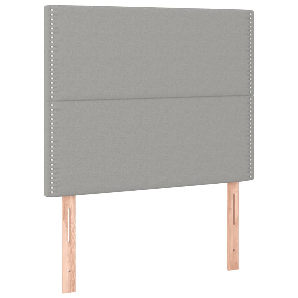 sengegavl med LED-lys 90x5x118/128 cm stof lysegrå