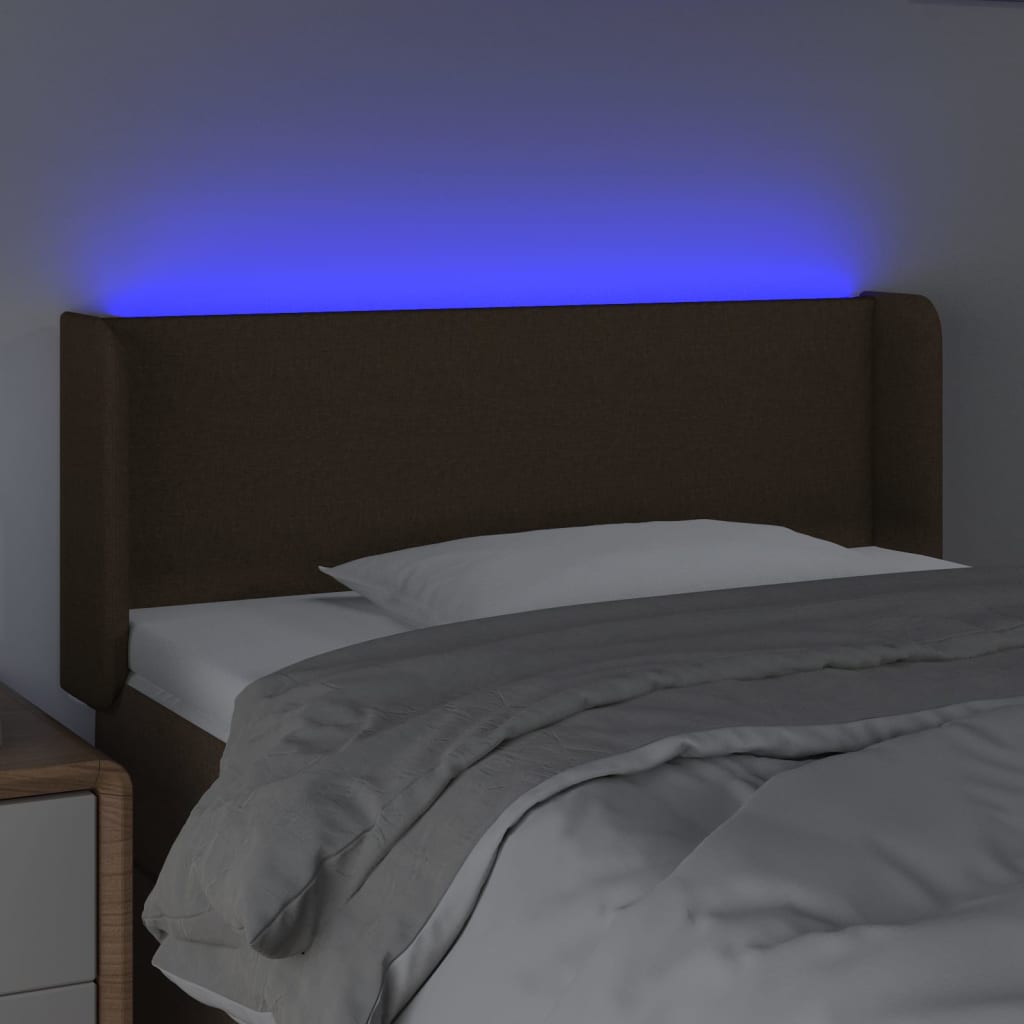 sengegavl med LED-lys 103x16x78/88 cm stof mørkebrun