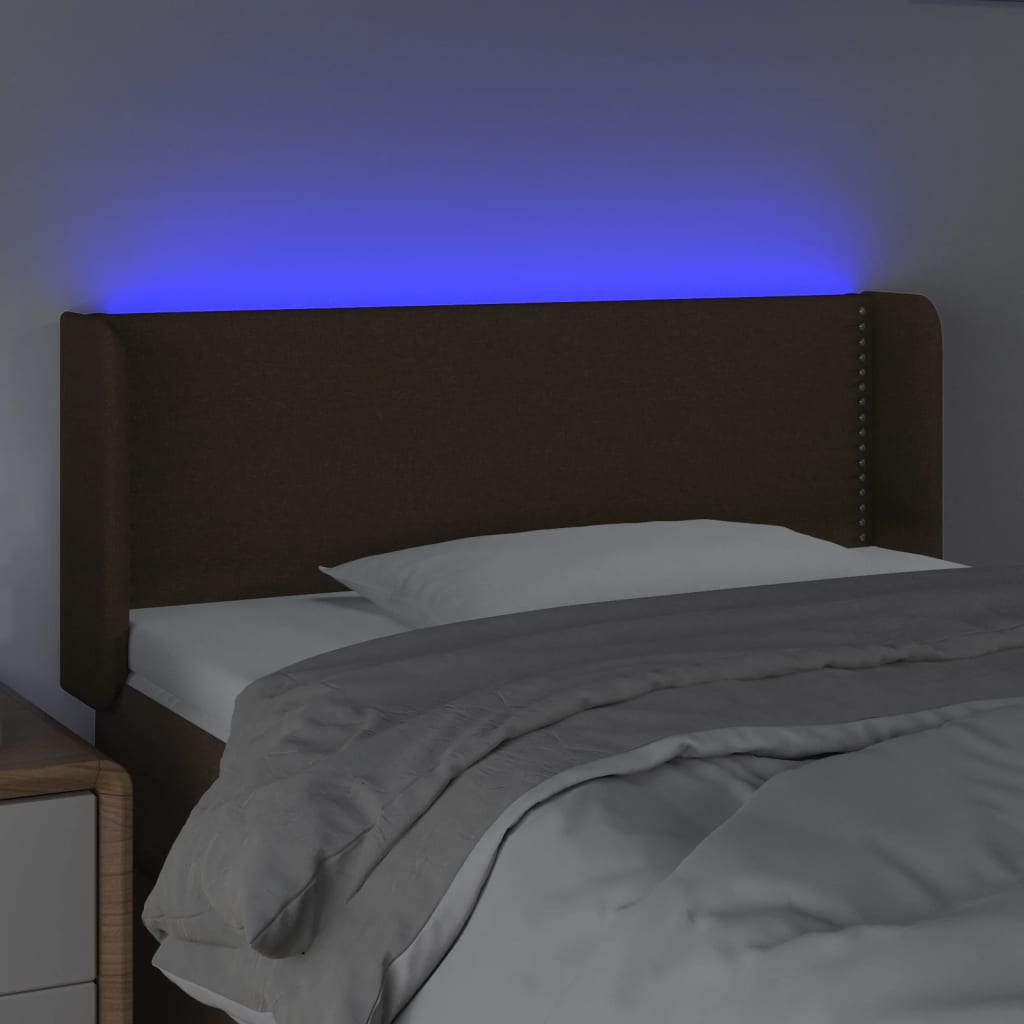 sengegavl med LED-lys 103x16x78/88 cm stof mørkebrun