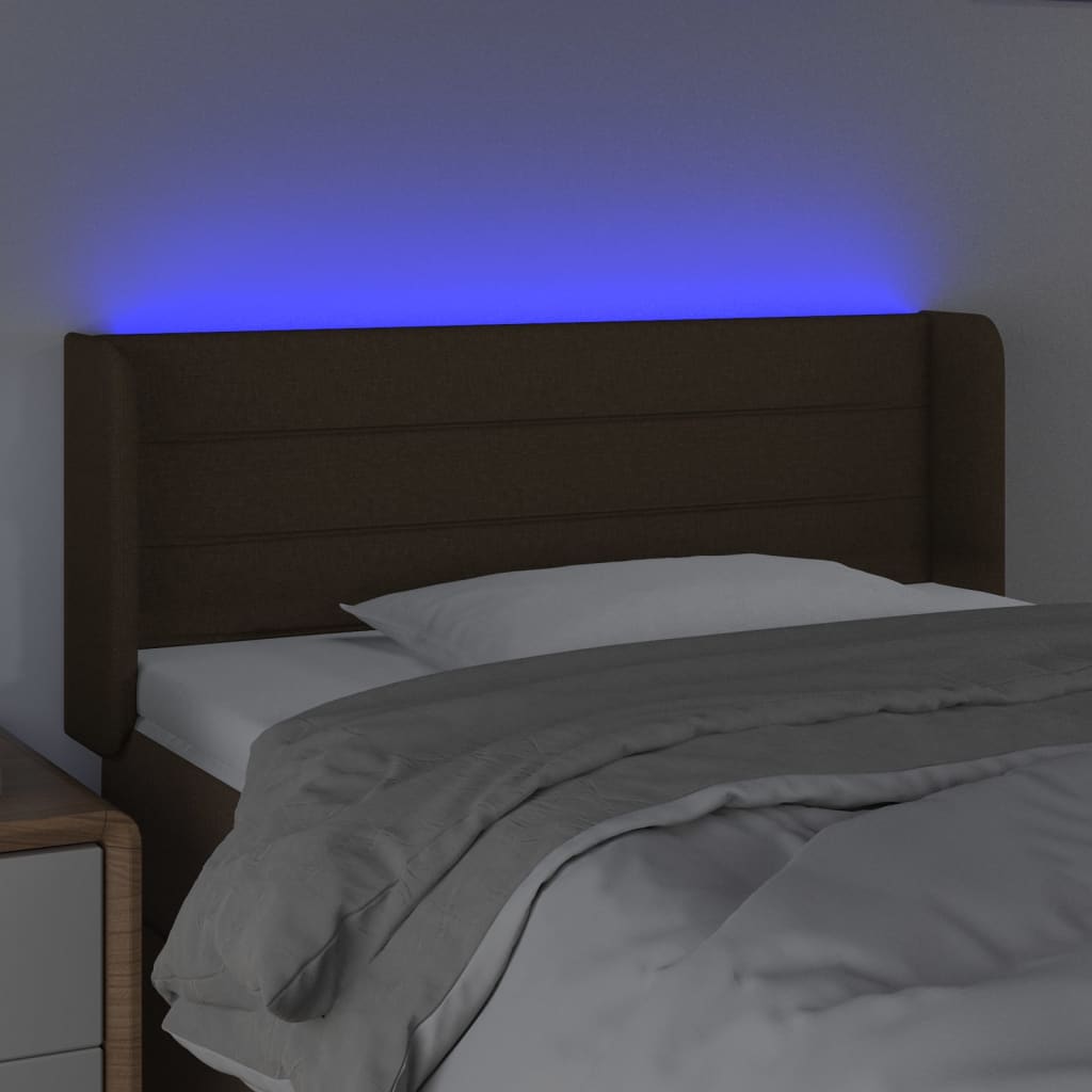 sengegavl med LED-lys 93x16x78/88 cm stof mørkebrun