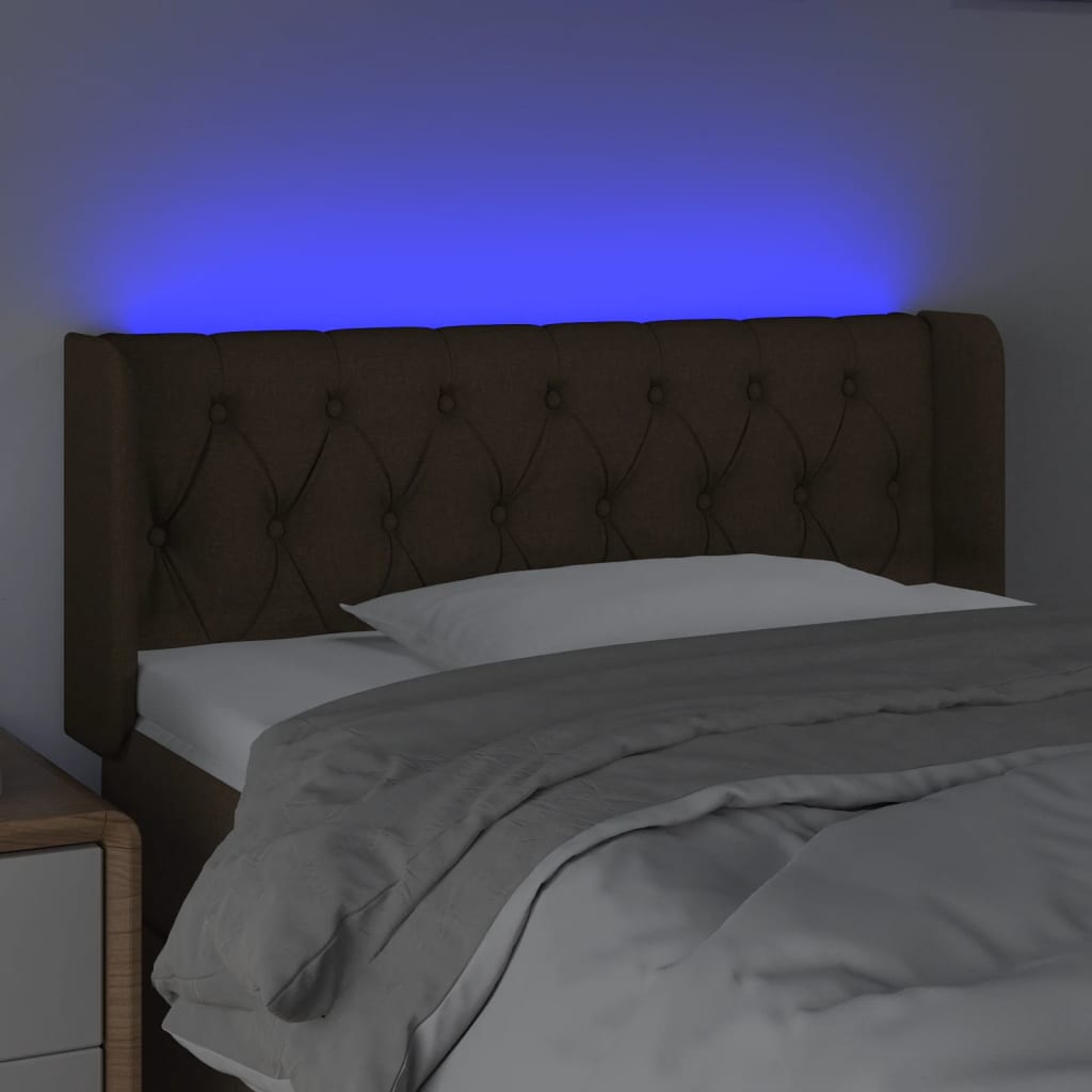 sengegavl med LED-lys 93x16x78/88 cm stof mørkebrun
