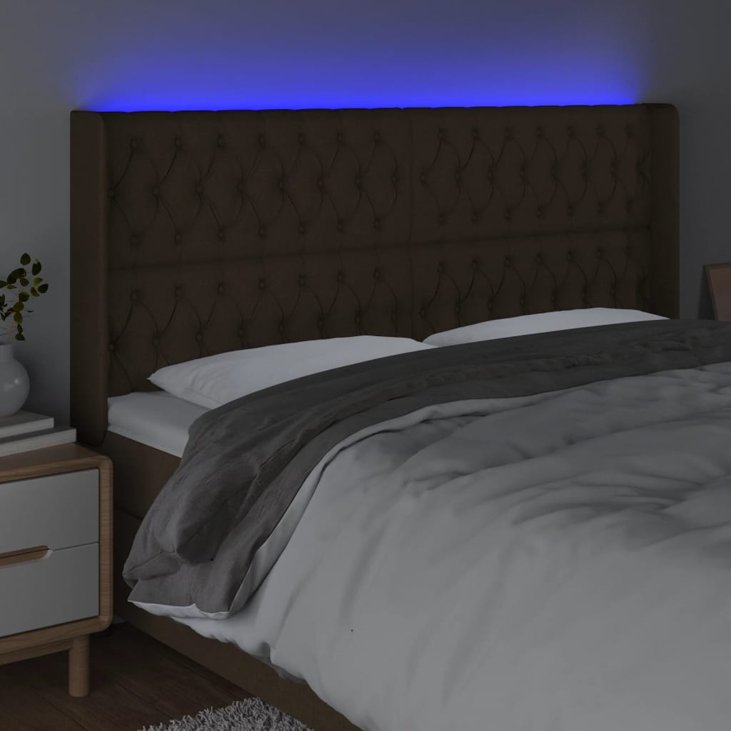 sengegavl med LED-lys 183x16x118/128 cm stof mørkebrun