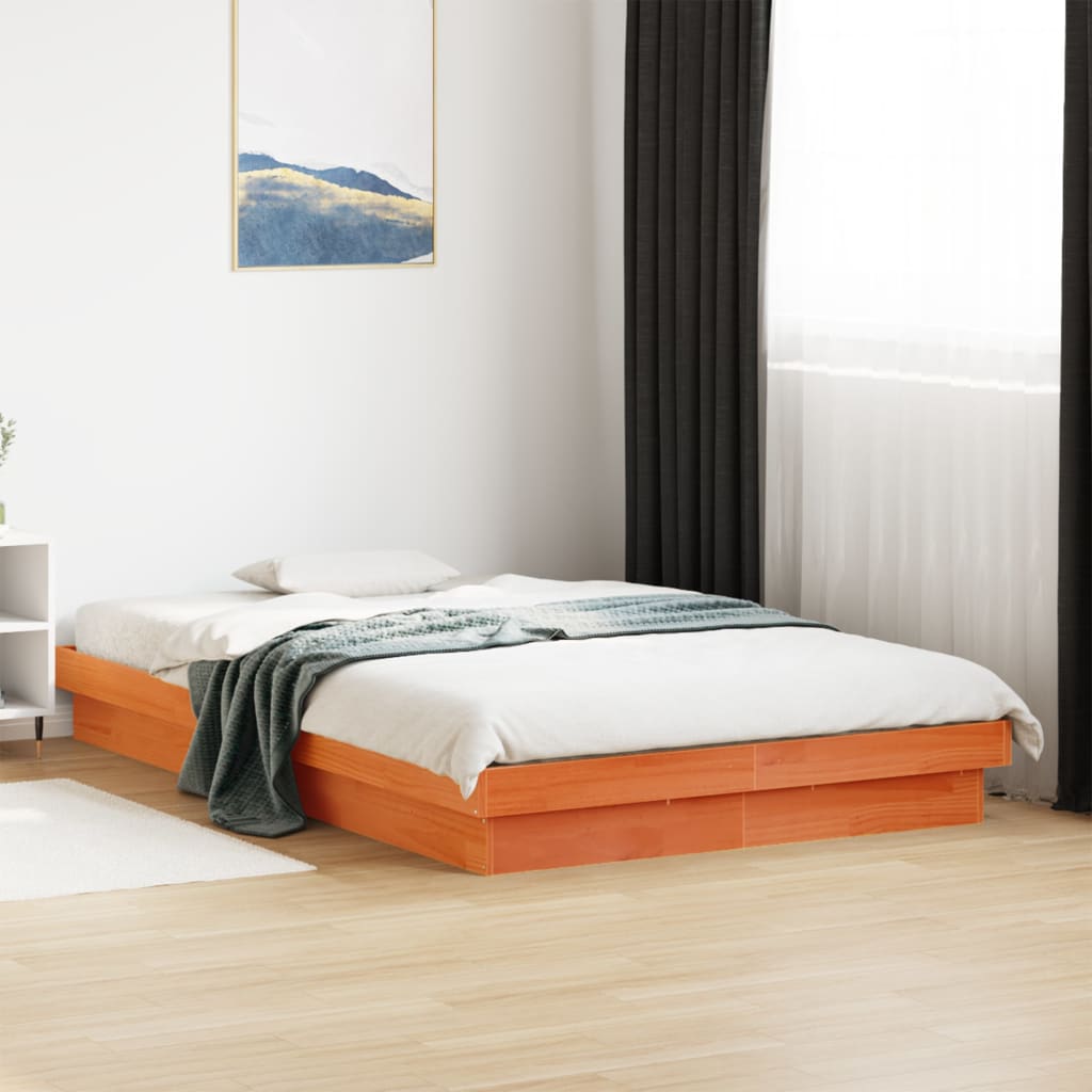 sengeramme med LED-lys 140x190 cm massivt fyrretræ gyldenbrun