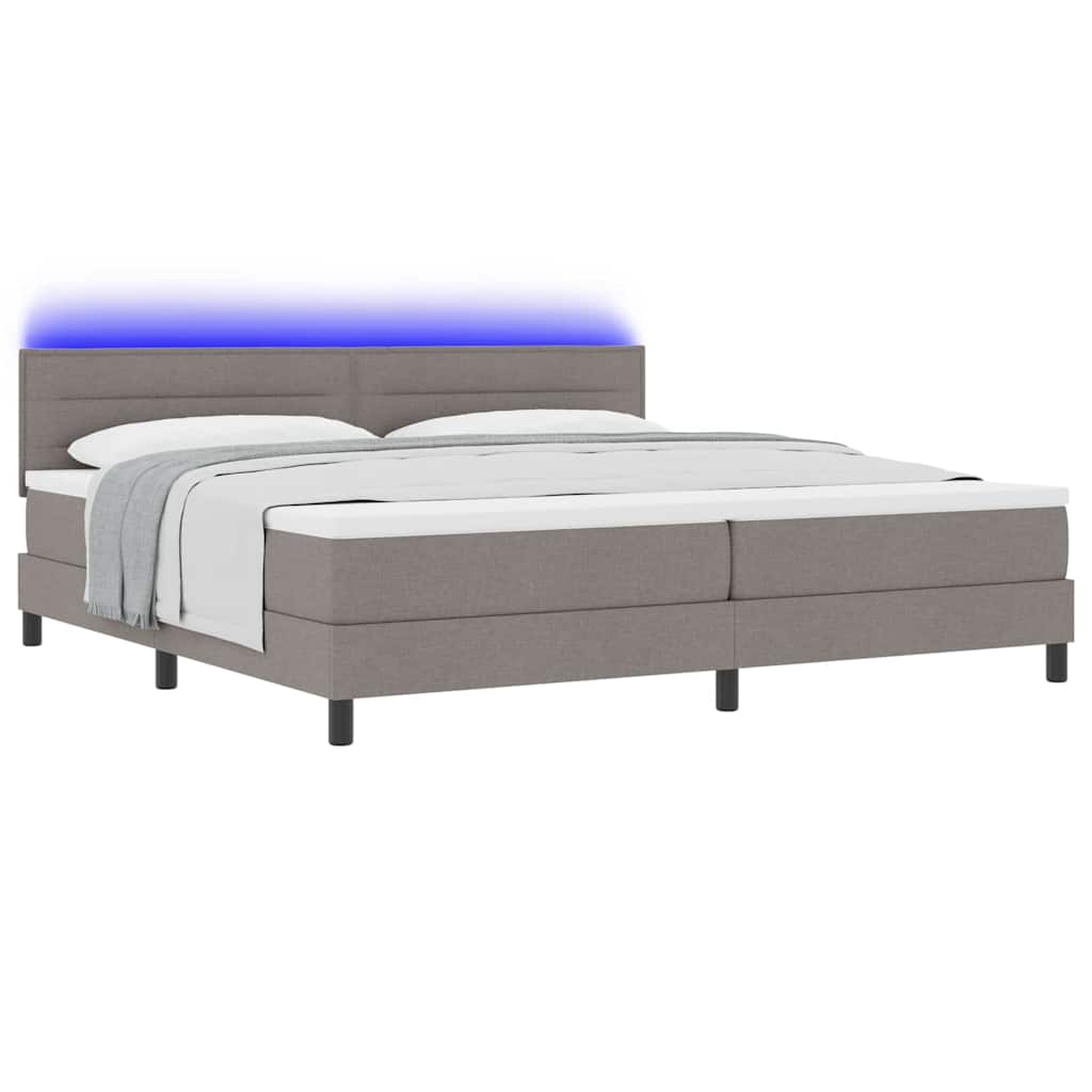 Box spring seng med LED-lysstrimler Gråbrun 200 x 200 cm Stof