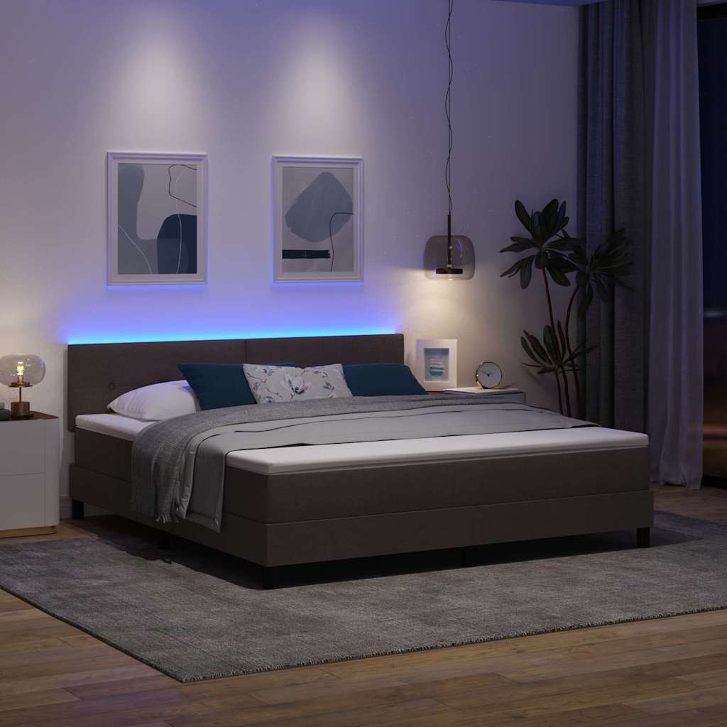 Box spring seng med LED-lysstrimler Mørk Brun 180 x 200 cm Stof