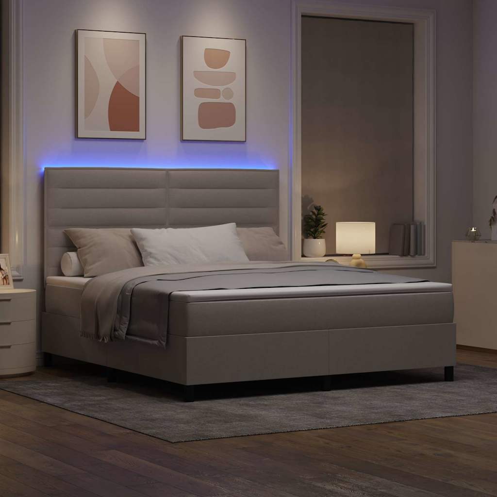 Box spring seng med LED-lysstrimler Gråbrun 180 x 200 cm Stof