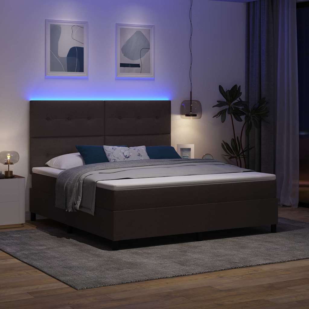Box spring seng med LED-lysstrimler Mørkebrun 180 x 200 cm Stof