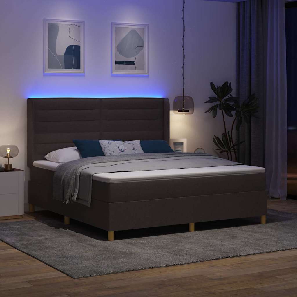 Box spring seng med LED-lysstrimler Brun 180 x 200 cm Stof