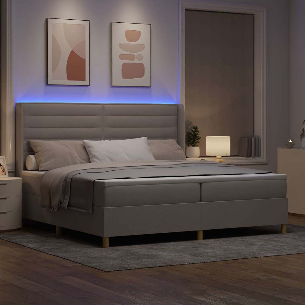 Box spring seng med LED-lysstrimler Gråbrun 200 x 200 cm Stof