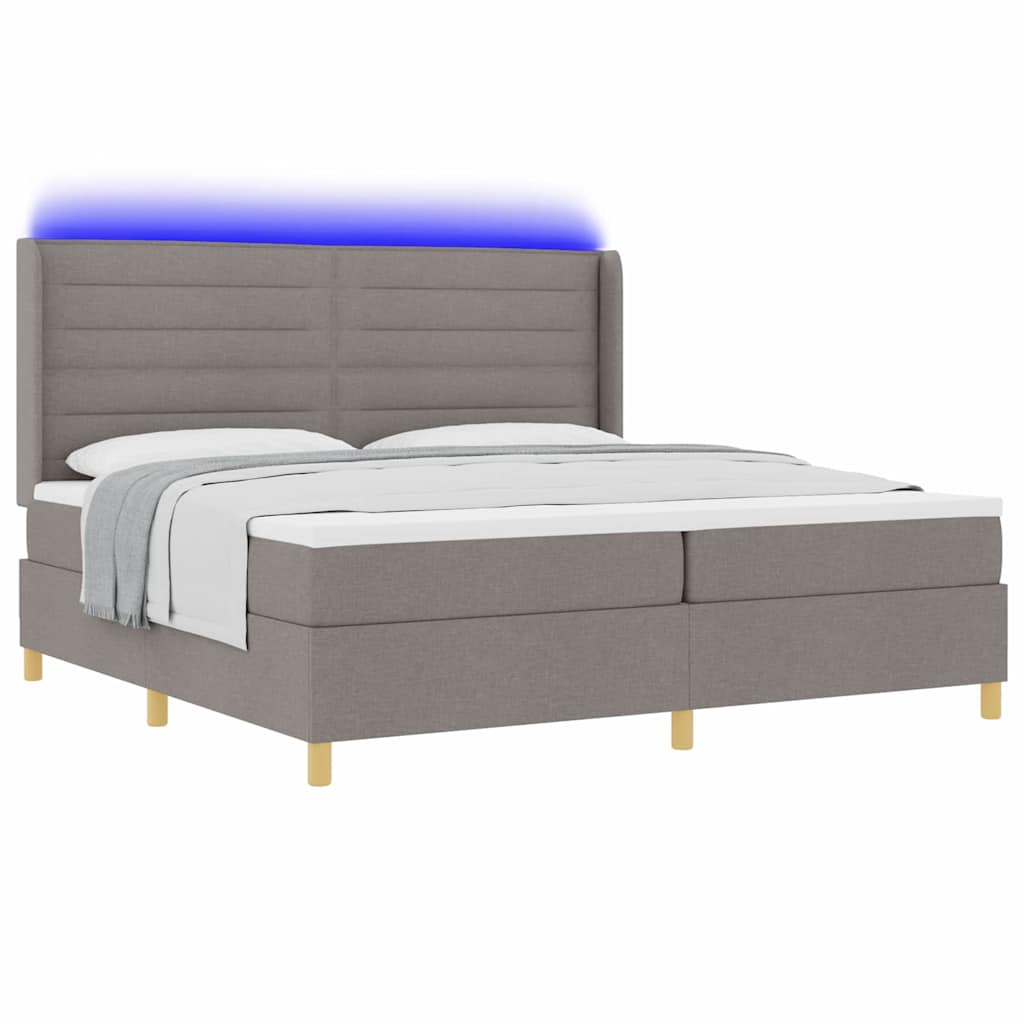 Box spring seng med LED-lysstrimler Gråbrun 200 x 200 cm Stof