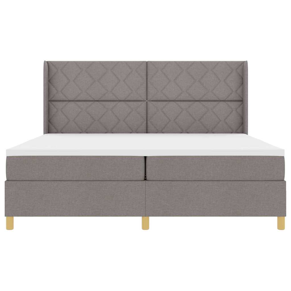 Box spring seng med LED-lysstrimler Gråbrun 200 x 200 cm Stof