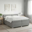 Box Spring Seng med Madras og LED Lysegrå 200 x 200 cm Stof
